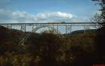 Eine unbekannte 212 um 1990 auf der Müngstener Brücke (Strecke Solingen - Remscheid). Wegen Sanierungsarbeiten ist der Abschnitt von Solingen-Mitte bis Remscheid Hbf. vom 01.04.2013 bis 15.11.2013 gesperrt, die Fahrgäste müssen auf Busse ausweichen.