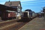 212 285-1 im Mai 1986 mit einem Personenzug im Bahnhof Marienheide. Heute liegt hier nur noch das ganz rechts erkennbare Gleis, auf den restlichen Bahnanlagen befindet sich ein Parkplatz, aber immerhin steht das schne Bahnhofsgebude noch.