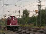 212 052-5 bei der Durchfahrt in Duisburg Entenfang. Bildlich festgehalten im 
September 2012.