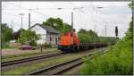 Eine BBL Diesellok (212) mit Niederbordwaggons am Haken ist unterwegs bei Lintorf.