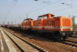 Hier 212 358-6 und 212 357-8 mit einem Schotterzug, bei der Durchfahrt am 29.3.2014 durch Berlin Schönefeld Flughafen, in Richtung Genshagener Heide.