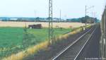 Bei Strullendorf trafen sich am 31.7.91 gegen 8 Uhr der InterRegio Nürnberg - Leipzig und der (erfreulich lange) Güterzug in den Steigerwald. Im Hintergrund näherte sich außerdem noch ein Güterzug nach Nürnberg...