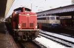 212308 vor Triebwagen 624679 als Nahverkehrszug nach Coesfeld am 1.3.1988 im Hauptbahnhof Münster.