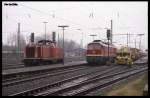 Treffen zweier deutscher Bahnen: Links 212141 der DB und rechts 132458 der DR im Bahnhof Helmstedt am 5.8.1989 um 14.51 Uhr.