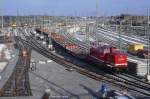 RSBG 212 297-6, Rennsteigbahn GmbH & Co. KG Lok  Caro , ex DB  V 100 2297 (Bj. 1965, MaK) fährt mit leeren Rungenwagen über den neuen Ablaufberg im Güterbahnhof Halle (Saale), fotografiert am 21.01.2016