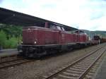 212 370-1 und 212 106-9 warten auf Weiterfahrt auf Gleis 2 im Bahnhof Arnsberg (Westfalen).