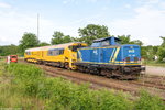 212 247-1 evb logistik stand mit einem Schienenschleifzug in Rathenow abgestellt. 10.06.2016