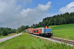 212 063 mit 650 997 und VS 29 zwischen zwei SVG Schlierenwagen am 24.07.2016 bei Gotteszell. 