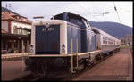 212217 hält mit dem RB 7916 nach Heidelberg am 11.8.1989 um 10.56 Uhr im Bahnhof Neckargemünd.
