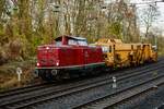 VEB V100 2091 mit DB Stopfmaschine in Wuppertal, Dezember 2021.