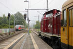 642 610 f�hrt als RB 68 in den Bahnhof Rohrbach (Saar) ein, w�hrend V100 2267 mit ihrem Bauzug auf die Abfahrt wartet.