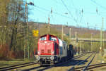 Ein klares Highlight des Tages: Die V100 2299 (92 80 1212 229-9 D-VEB) der VEB (Vulkan-Eifel-Bahn Betriebsgesellschaft mbH) durchfährt am Montag, den 5.