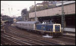 212279 fährt am 24.3.1993 um 15.58 Uhr mit einem Nahverkehrszug in Wuppertal Elberfeld in Richtung Vohwinkel ab.