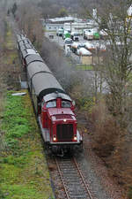 Die Diesellokomotive 212 007-9 mit dem Nikolauszug auf der Ruhrtalbahn unterwegs. (Hattingen, Dezember 2019)