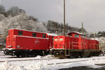 06. Dezember 2012, Lok 212 317 der DB steht zusammen mit der hier nicht sichtbaren 218 272 und zwei Schneepflügen für den Winterdienst in Kronach bereit