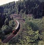 Fast schon ein  Heckeneilzug  war E 3311 von Köln nach Berleburg, hier mit der bereits bekannten 212 160 bei Lützel im April 1978.