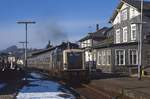 An einem Februartag Anfang der 1980er Jahre fährt 212 273-7 aus Attendorn nach Finnentrop aus.