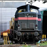 Die Diesellokomotive 212 055-8 war auf dem Gelände der Westfälische Lokomotiv Fabrik Karl Reuschling abgestellt. (Hattingen, Juli 2022)