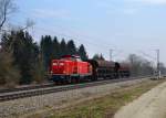 212 265 mit einem kurzen Güterzug am 28.03.2013 bei Langenisarhofen.