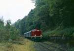 Bei Kotthausen ist 212 023 am 27.09.1998 mit ihrem Sonderzug nach Neuenrade unterwegs