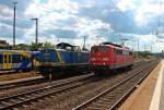 Am Nachmittag des 24.06.2014 fuhr 151 076-7 und MWB V1253 (212 285-1) als Parallelfahrt in den Hauptbahnhof von Regensburg ein.
