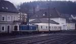 212064 rangiert am 25.3.1987 mit einem Expressdienstwagen im Bahnhof Gummersbach.