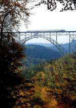 107 m über der Wupper überquert eine unbekannte 212 mit einem Nahverkehrszug an einem Herbsttag Mitte der 1980er Jahre das tief eingeschnittene Tal und damit auch die Stadtgrenze zwischen Solingen und Remscheid. Die Müngstener Brücke ist auch heute noch die höchste Eisenbahnbrücke Deutschlands.