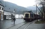 Mit dem morgendlichen Güterzug von Kall nach Hellenthal überquert 212 070-7 im Frühjahr 1988 den Dorfplatz von Olef