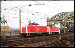 212097 mit 364611 am Haken verlässt am  20.03.1996 um 16.06 Uhr aus Köln Deutz kommend die Hohenzollernbrücke und fährt in den HBF Köln ein.