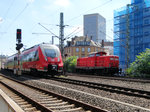 DB Regio Hessen 442 783 trifft auf DB Fahrwegdienste 212 323-0 am 17.08.16 in Frankfurt am Main West vom Bahnsteig aus fotografiert