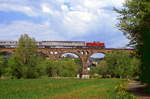 213 332 auf dem Viadukt bei Bad Endbach im Verlaufe der ehemaligen Strecke 624 Herborn - Niederwalgern, Aufnahme vom 25.05.1987.