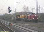 V 100 2335 der NeSa fuhr am 01.04.2007 mit einer Gleisbaumaschine am Haken durch den Bahnhof Frankfurt am Main-Niederrad. 