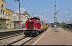 Überraschung auf dem S-Bahn-Gleis:
213 335-3 (DB V 100 2335) rauscht mit einer Gleisstopfmaschine und einer Schotterplanier- und Profilierungsmaschine Plasser & Theurer SSP 110 SW durch Gleis 3 des Bahnhofs Ludwigsburg Richtung Kornwestheim. Die Nummern habe ich leider nicht einfangen können.
Viele Grüße gehen zurück an den Tf!

🧰 Eisenbahn-Betriebsgesellschaft Neckar-Schwarzwald-Alb mbH (NeSA) | DB Bahnbau Gruppe GmbH
🕓 11.6.2021 | 11:46 Uhr