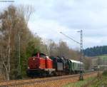 V100 2335 der Nesa mit der defekten 50 2740 der UEF und zwei Personenwagen im Schlepp am km 70,0 17.4.09 