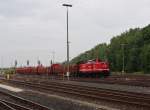 213 339 der Rennsteigbahn bei der Durchfahrt mit einem Holzzug in Marktredwitz am 28.08.13