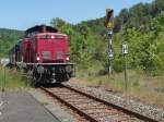 Auf dem Rckweg von Augsburg ber Ulm und Sigmaringen durchfhrt am 09.06.2014 die V100 2335 der NeSA mit dem Swiss Classic Train-Sonderzug auf der Fahrt nach Konstanz den ehemaligen Bahnhof von