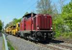 V 100 2335 der NeSA (ehemalig DB 213 335) mit Bauzug durch Bonn-Friesdorf - 24.04.2015