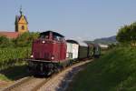 Altrot am Kaiserstuhl: NeSA V100 2335 mit dem Rebenbummler am 27.09.2015 bei Niederrotweil.