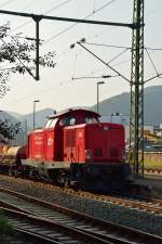 Heckansicht der AVG V100 mit der Betriebsnummer 465, die am Sonntag den 7.9.2014 in Boppard am Rhein mit einem Bauzug abgestellt war.