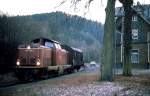 Mit einem einzelnen Güterwagen aus Höhr-Grenzhausen ist 213 335-3 ist im Herbst 1988 im Keilbahnhof Grenzau angekommen, 1994 wurde diese ca 2 km lange Stichstrecke stillgelegt 