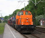 Zwei Ranigerloks von BBL kommen mit einem Schotterzug aus Neuss nach Stolberg-Rheinland-Gbr und fahren durch Lindern in Richtung