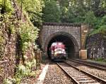 V 150.05 guckt aus dem Tunnel bei Altenbecken am 23.06.09