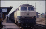 Am 23.05.1990 steht 215097 mit dem E 7999 nach Crailsheim abfahrbereit im Bahnhof Lauda.