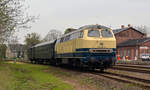 215 004 der Ascherslebener Verkehrsgesellschaft wartet am 07.05.17 in Egeln auf ihren Einsatz beim Egelner Bahnhofsfest.