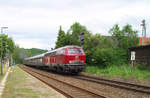 Einen Hauch von Bundesbahnflair gab es am 11.06.2017 im Saarland und an der Nahe. Die IG Nationalparkbahn organisierte einen Sonderzug von Treysa nach Türkismühle zum Nationalparkfest am Bostalsee. Am Nachmittag gab es als zusätzliches Schmankerl noch eine kleine Saarlandrundfahrt. 215 086-0 (mit 03 1010) ist nun auf dem Heimweg nach Treysa und hat das Saarland schon wieder verlassen. Hier wird der Hp Hoppstädten Nahe (bei Birkenfeld) durchfahren. Nun beginnt eine der schönsten Streckenabschnitte in Deutschland, immer entlang der Nahe bis Bad Kreuznach. Tunnel und Flußüberquerungen wechseln sich ab, vorbei an Felsformationen oder Weinbergen, ein wirklich sehenswerter Streckenabschnitt. Bahnstrecke 3511 Bingerbrück (Bingen Hbf.) - Saarbrücken.