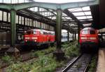 215 020-9 und 215 199-9 mit Zge zwischen Xanten und Duisburg Hbf auf Duisburg Hauptbahnhof am 14-8-2000.