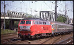 215135 fährt hier mit einer Silberlinge Garnitur am 21.5.1992 um 14.31 Uhr in Köln Deutz ein.