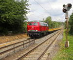 215 018-3 von der EFW kommt mit einem Schotterzug aus Stolberg(Rheinland-Gbf) nach Aachen-West und kommt aus Richtung Stolberg(Rheinland) und fährt durch Aachen-Eilendorf in Richtung Aachen-Rothe-Erde,Aachen-Hbf,Aachen-Schanz,Aachen-West. Aufgenommen vom Bahnsteig 2 in Aachen-Eilendorf. Bei Sommerwetter am Nachmittag vom 9.7.2018.