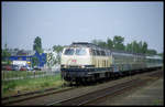 215095 mit RB nach Düren fährt hier am 27.5.1995 um 12.08 Uhr in Bedburg ab.