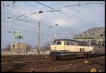 215022 verläßt hier am 24.3.1999 mit einer Garnitur Silberlinge die Hohenzollernbrücke in Köln und erreicht an dieser Stelle den HBF Köln.